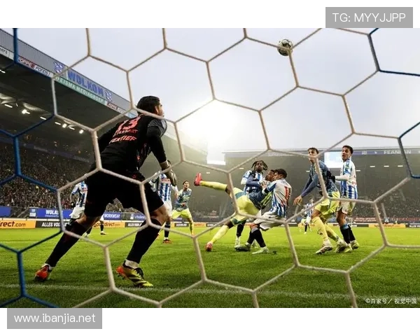 足球比赛中的多方位战术与球员执行